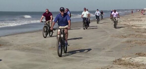 Байдън кара колело на о. Киауа, направи си селфи с плажуващи (ВИДЕО)