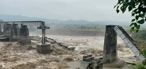 Двама души загинаха след срутване на мост в Индия (ВИДЕО)