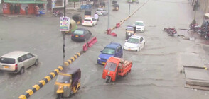 Пакистан под блокада заради многобройни наводнения (ВИДЕО)