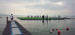 ПРОХЛАДА В ЖЕГИТЕ: Водно ръгби в Женевското езеро (ВИДЕО)