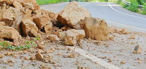 Свлачище ограничи движението по пътя Троян-Кърнаре