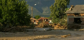 Наводнени къщи и разрушена инфраструктура след поройните дъждове (ОБЗОР)