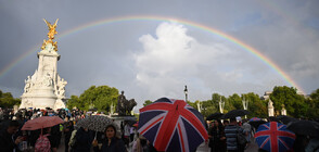 Опечалени поданици пяха „Бог да пази кралицата” пред Бъкингамския дворец (ВИДЕО)