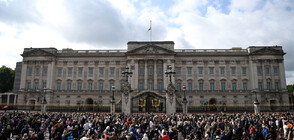 Хиляди посрещнаха крал Чарлз при пристигането му в Бъкингамския дворец (ВИДЕО)
