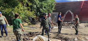 Над 120 военни продължават да се борят с щетите в Карловско