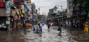 Проливни дъждове в Индия взеха жертви, има стотици срутени къщи (ВИДЕО)