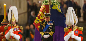 Крал Чарлз III отново се поклони пред ковчега на кралица Елизабет II (ВИДЕО)