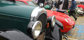 Уникални ретро автомобили омагьосаха софиянци (ВИДЕО+СНИМКИ)