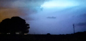 Буря над испанския остров Менорка освети зрелищно нощното небе (ВИДЕО)