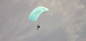 88-годишен мъж поддържа форма, като скача с парашут (ВИДЕО)