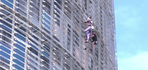 ЗА ПРЪВ ПЪТ: Френският Спайдърмен изкачи небостъргач със сина си (ВИДЕО)