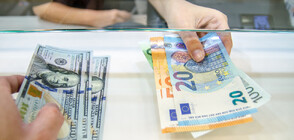 Доларът поевтиня спрямо еврото и поскъпна спрямо йената