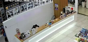 Младежи задигнаха 3 000 лв. от книжарница (ВИДЕО)