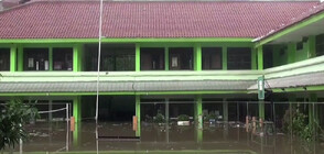 Ученици загинаха при наводнение в Индонезия (ВИДЕО)