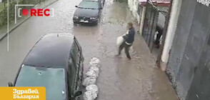 Мъж строи диги пред имота си в София, за да го пази от наводнения (ВИДЕО)
