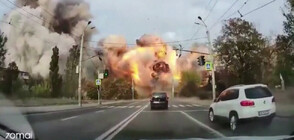 Коли и пешеходци избегнаха на косъм голяма експлозия при обстрел в Украйна (ВИДЕО)