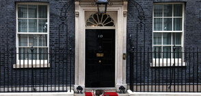 Лари - четириногият обитател на "Даунинг стрийт" 10, подгони лисица (ВИДЕО)