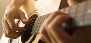 Нов рекорд на Гинес за баланс на китара върху човешка брадичка