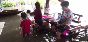 След тайфуна „Нобу”: Наводнен ресторант в Тайланд се превърна в хит (ВИДЕО)