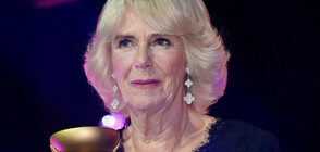 Кралицата консорт Камила разговаря с Дуа Липа на изискан прием (ВИДЕО)