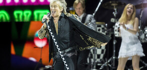 Род Стюарт нае дом за семейство от седем украински бежанци