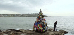 Творец превръща боклуци от плажа в изкуство (ВИДЕО)