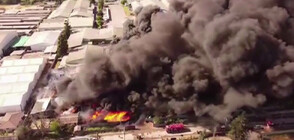 Кадри от дрон показват огромен пожар във фабрика за пластмаса (ВИДЕО)