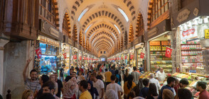 КАТО ДЖЕЙМС БОНД: Посланик на САЩ тича по покрива на „Капалъ чаршъ” (СНИМКА)