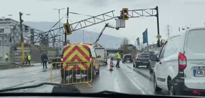 Премахнаха опасен светофар в София (ВИДЕО)