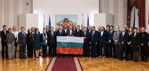 Преди експедицията до Антарктида: Радев даде националния флаг на полярниците ни