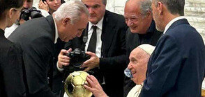 Стоичков подари копие на "Златната топка" на папа Франциск