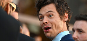 Уцелиха Хари Стайлс с бонбон в окото по време на концерт (ВИДЕО)