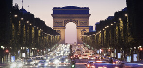 Запалиха традиционното коледно осветление на "Шанз Елизе" (ВИДЕО)