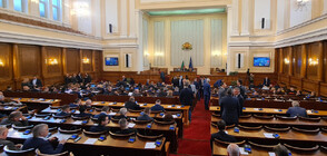 Извънредното заседание на парламента започна с почивка