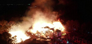 ЗРЕЛИЩНИ КАДРИ: Пожарникари се бориха с мощен пожар в Южна Каролина (ВИДЕО)