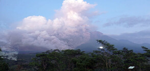 Вулканът Семеру в Индонезия започна да изригва (ВИДЕО)