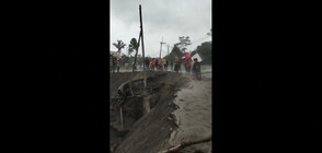 Видео на очевидец показва евакуацията на хиляди хора след изригването на вулкан в Индонезия (ВИДЕО)