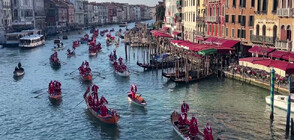 ЗРЕЛИЩНО: Десетки Дядо Коледовци се състезаваха с гондоли във Венеция (ВИДЕО)