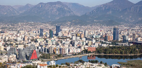 В Тирана събориха блок, населен предимно с българи