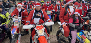 Мотористи, облечени като Дядо Коледа, раздават подаръци в Казанлък (СНИМКИ)