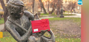 Тайнствен Дядо Коледа оставя подаръци до паметници в София (ВИДЕО)