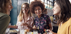 Учени: Жените, които се хранят в компания, приемат повече калории