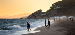 Топлото време привлече стотици испанци към плажовете