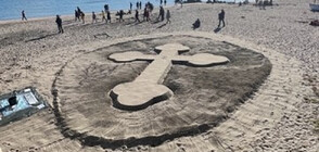 13-метров Богоявленски кръст от пясък на бургаския плаж (СНИМКИ)