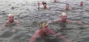 Десетки ентусиасти се къпаха в ледените води на река Вълтава (ВИДЕО)