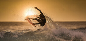 Сърфисти се насладиха на големите вълни по бреговете на Португалия (ВИДЕО)