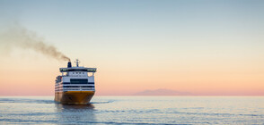 Десетки фериботи останаха закотвени на пристанищата в Гърция заради силен вятър