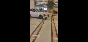 Мъж обиколи с колата си фоайето на луксозен хотел (ВИДЕО)