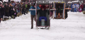 Десетки се включиха в надпревара с външни тоалетни на ски (ВИДЕО)