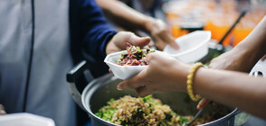 "Супа от сърце": Доброволци раздават топъл обяд на хора в нужда (ВИДЕО)